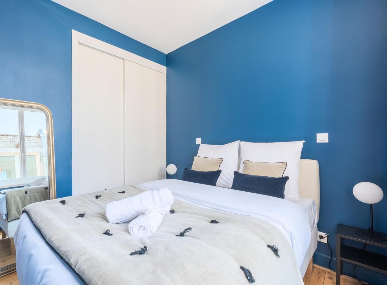 Charming 2 Bedroom - Old Apartment *